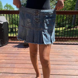 Denim ruffled mini skirt with tattered hem. CUTE